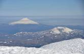 Do alto do Lanín, a 3.776 metros de altitude, observamos outros dois vulcões: o Quetrupillán e o Villarrica, ao fundo, 1.000 metros abaixo de nós. (na região de Junín de Los Andes, no sul da Argentina)